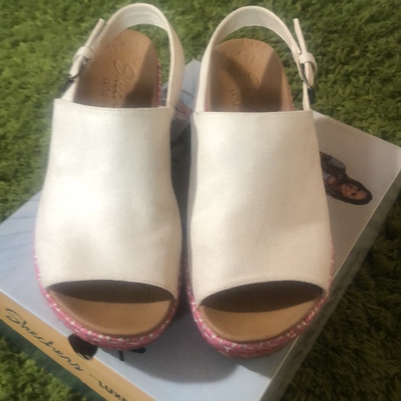 😎 Skechers Festival Daisy Luxe Foam Sandals - Picture 6 of 10